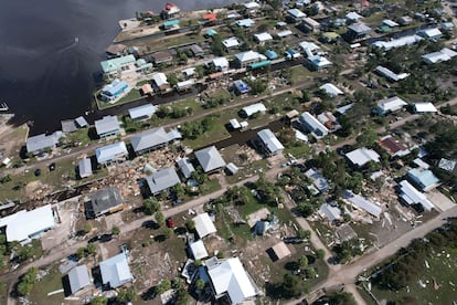 Vista general de viviendas y edificios afectados por el huracán 'Idalia' en Horseshoe Beach (Florida), el jueves.