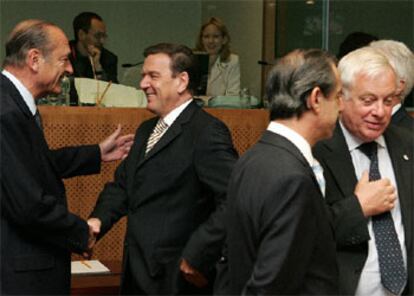 Jacques Chirac saluda a Gerhard Schröder mientras el primer ministro maltés, Lawrence Gonzi, habla con el candidato a dirigir la Comisión Chris Patten.