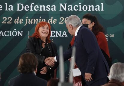 Rosario Ibarra y Andrés Manuel López Obrador se saludan durante una ceremonia de la CNDH.