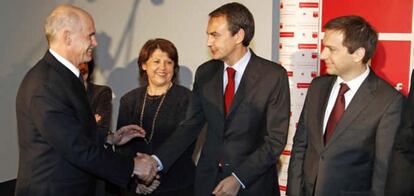 José Luis Rodríguez Zapatero saluda al primer ministro griego, George Papandreou.
