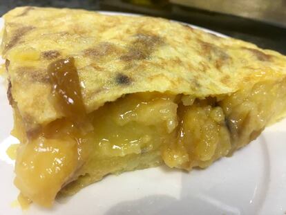 TORTILLA CON CEBOLLA / CAPEL