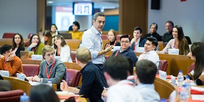 El IESE se adapta a la nueva realidad y lanza su Programa de Desarrollo Directivo (PDD) en un nuevo formato flexible que permitirá a los participantes atender gran parte del programa desde cualquier lugar, a lo largo de ocho meses mediante módulos online. El PDD Flexible, que empezará a impartirse en marzo del 2021, tendrá un formato semipresencial, que combinará módulos online en directo y tres momentos en el campus, repartidos en siete días presenciales. El programa combina una serie de metodologías utilizadas en muchos programas del IESE (el método del caso, sesiones interactivas en directo, talleres, simulaciones, discusiones asíncronas, ejercicio de aplicación, coaching individual y grupal, entre otras), que se unen a la tecnología de las aulas virtuales. “Los directivos necesitan soluciones formativas que ofrezcan flexibilidad en tiempo y espacio, y que garanticen la personalización de la formación”, explica el responsable de Executive Education del IESE, Philip Moscoso.