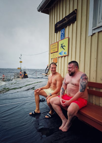 Finlandia, Sentados al fresco en Rauhaniemi Folk Spa. Fotografía: RAFAEL ESTEFANÍA