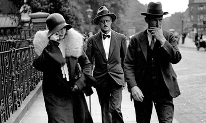 Nora Barnacle (izquierda) y James Joyce (en el centro) pasean por Londres con su abogado el 4 de julio de 1931, día en que contrajeron matrimonio.
