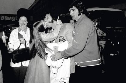 Tom Jones, recibiendo un apasionado beso de una fan en Londres (1972).