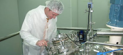 Un trabajador en un laboratorio de Rovi.