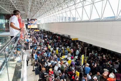 Los viajeros esperan en fila en el Aeropuerto Internacional Thurgood Marshall de Baltimore.
