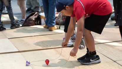 Un niño juega con trompos durante el festejo del Día del Niño en el Zócalo capitalino, en 2023.