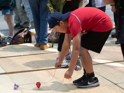 Un niño juega con trompos durante el festejo del Día del Niño en el Zócalo capitalino, en 2023.