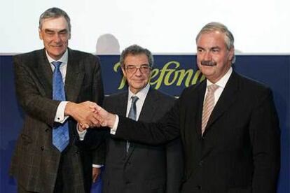 El presidente de Telefónica, César Alierta, en el centro, con los dos máximos directivos de O2.