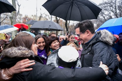 La portavoz socialista del Ayuntamiento de Madrid, Reyes Maroto (izquierda) junto a la ministra de Igualdad, Ana Redondo (centro), saludan al ministro para la Transformación Digital y de la Función Pública, Óscar López (derecha), al inicio de la manifestación del 8M celebrada en Madrid.