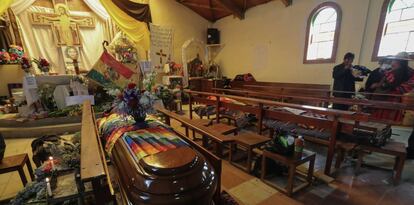 Vista general del velatorio de algunas de las víctimas de los disturbios ocurridos el miércoles, en el templo San Francisco de Asís, en El Alto (Bolivia).