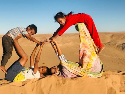 Nana (a la derecha, vestida de color amarillo) juega con otros niños en el Sáhara.