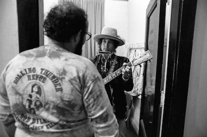 Bob Dylan se prepara para sair ao palco.