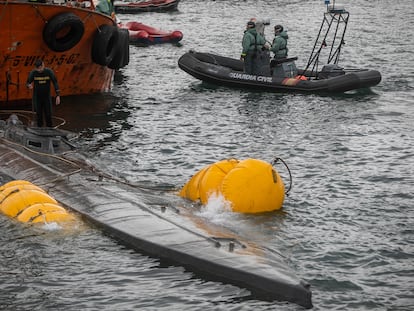 Efectivos de la Guardia Civil y Aduanas reflotan el narcosubmarino utilizado para transportar droga, incautado en Cangas do Morrazo (Pontevedra), el pasado mes de noviembre.