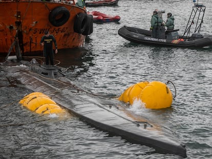 Efectivos de la Guardia Civil y Aduanas refllotan el 'narcosubmarino' utilizado para transportar droga, incautado en Cangas do Morrazo, en la ría de Pontrevedra, en noviembre de 2019.