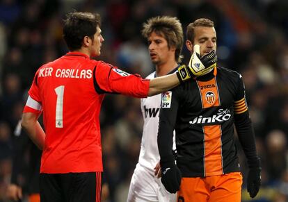 Iker Casillas y el delantero del Valencia Roberto Soldado.