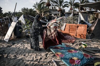 Una mujer palestina observa la destrucción provocada por el ataque israelí contra el campamento, este martes.