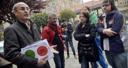 La plataforma Stop Desahucios de Ourense, ante la casa del diputado del Partido Popular Celso Delgado.