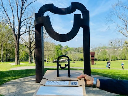 Escultura 'Arco de la libertad', de Eduardo Chillida, y su reproducción a pequeña escala para personas invidentes.
