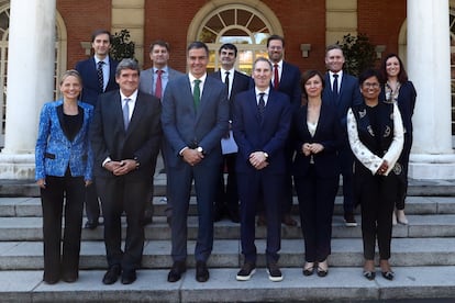 Foto de familia del encuentro entre el presidente del Gobierno, Pedro Sánchez, y el presidente y consejero delegado de Amazon, Andy Jassy.