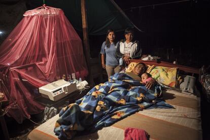Tras el terremoto, Expedito Álvarez Guzmán tiene que someterse a una diálisis a la intemperie. Su vivienda está cuarteada y las nueve horas diarias de tratamiento las tiene que pasar en la calle.