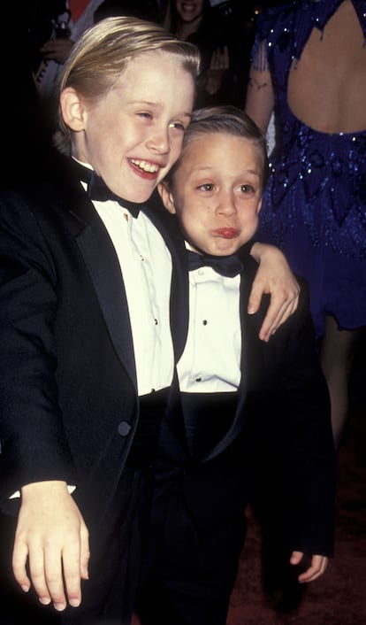 Macaulay Culkin abraza a su hermano pequeño, Kieran Culkin, en los premios de la comedia estadounidense, celebrados en marzo de 1991 en el Shrine Auditorium de Los Ángeles, California.