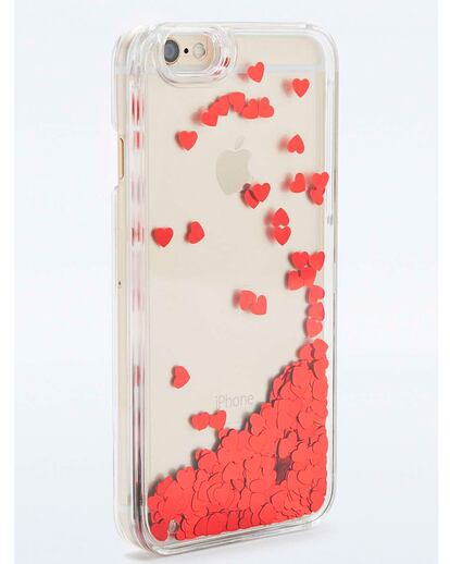 Urban Outfitters propone esta funda de Iphone con corazones. (32 euros).