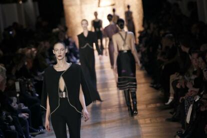 Desfile de Yves Saint Laurent, ayer en la semana de la moda de Par&iacute;s.