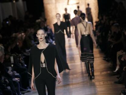 Desfile de Yves Saint Laurent, ayer en la semana de la moda de Par&iacute;s.