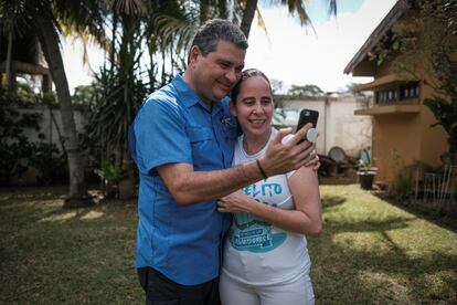 Juan Sebastián Chamorro es abrazado por su sobrina tras salir de una prisión de Managua el 30 de diciembre de 2019.