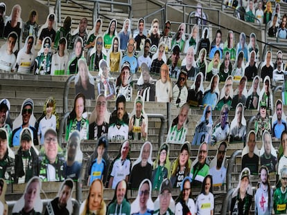 Grada del estadio del Borussia Mönchengladbach, con fotos de sus hinchas.