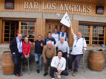 Los amigos de Los Molinos, que jugaron juntos en el equipo del pueblo y que ahora se reúnen a ver los partidos del Real Madrid en el bar Los Ángeles. En el centro, el segundo desde la derecha es Ángel Martín, dueño del local.