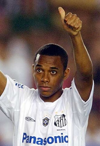 Robinho se despide de la afición del Santos tras marcar un gol al Figueirense.