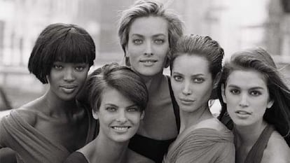 Las modelos Naomi Campbell, Linda Evangelista, Tatjana Patiz, Christy Turlington y Cindy Crawford, fotografidas en 1990 por Peter Lindberg para la portada de la revista 'Vogue' en su edición británica.