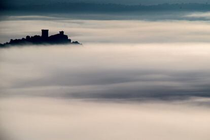 Vista del castillo de Monterrei entre un espeso manto de niebla al amanecer en la localidad de Verín, Ourense.