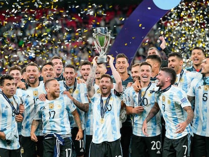 La selección argentina celebra su victoria tras ganar el partido Finalissima 2022 entre Italia y Argentina en Londres (Inglaterra), en junio de 2022.