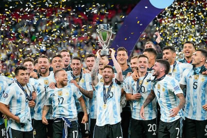 La selección argentina celebra su victoria tras ganar el partido Finalissima 2022 entre Italia y Argentina en Londres (Inglaterra), en junio de 2022.