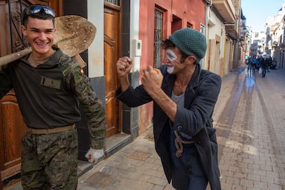 Pau Palaus anima a un militar por las calles de Paiporta este jueves.