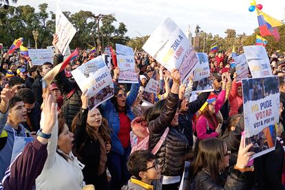 Ciudadanos venezolanos gritan consignas en una concentración con motivo de las elecciones presidenciales en Venezuela, en Buenos Aires (Argentina), este domingo.