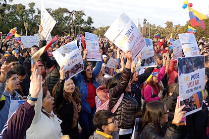 Ciudadanos venezolanos gritan consignas en una concentración con motivo de las elecciones presidenciales en Venezuela, en Buenos Aires (Argentina), este domingo.