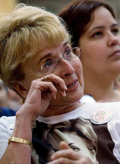 Una mujer llora al escuchar a Hillary Clinton ayer.