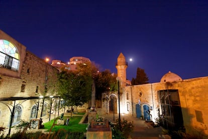 Safed está en la Alta Galilea, encaramada en lo alto de una montaña. Desde el siglo XVI es el epicentro de la Cábala y conserva ese espíritu en los callejones y antiguos templos del barrio de las Sinagogas, así como en el vecino barrio de los Artistas, donde diversas galerías ofrecen objetos ceremoniales creativos y alegres.