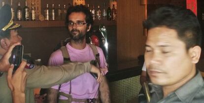 La policía camboyana arresta al ecologista español Alejandro González Davidson (centro).