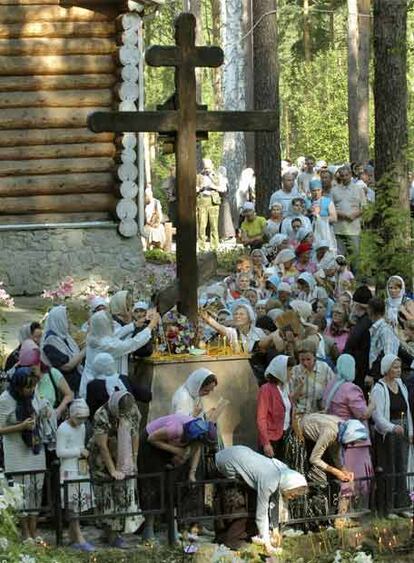 Unos 30.000 rusos llegaron con velas, flores e imágenes hasta el lugar en el que fueron encontrados los restos del zar. La familia Rómanov gobernó Rusia durante tres siglos, antes de que la Primera Guerra Mundial provocara un levantamiento social. Nicolás II abdicó en 1917 en medio de una creciente inestabilidad que llevó a la Revolución Bolchevique, y a Vladímir Lenin al poder.