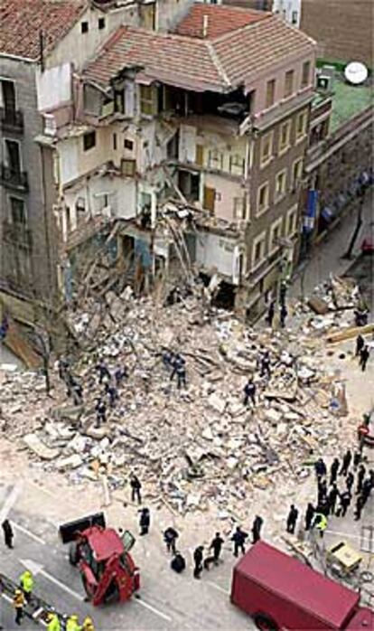 El edificio desplomado ayer en el barrio madrileño de Argüelles.