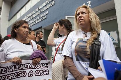 Madres de los desaparecidos de Tepito piden justicia frente a la PGR.