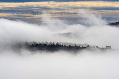 La niebla de la mañana envuelve una colina en el entorno natural de Matrafured, en Heves, norte de Hungría. 