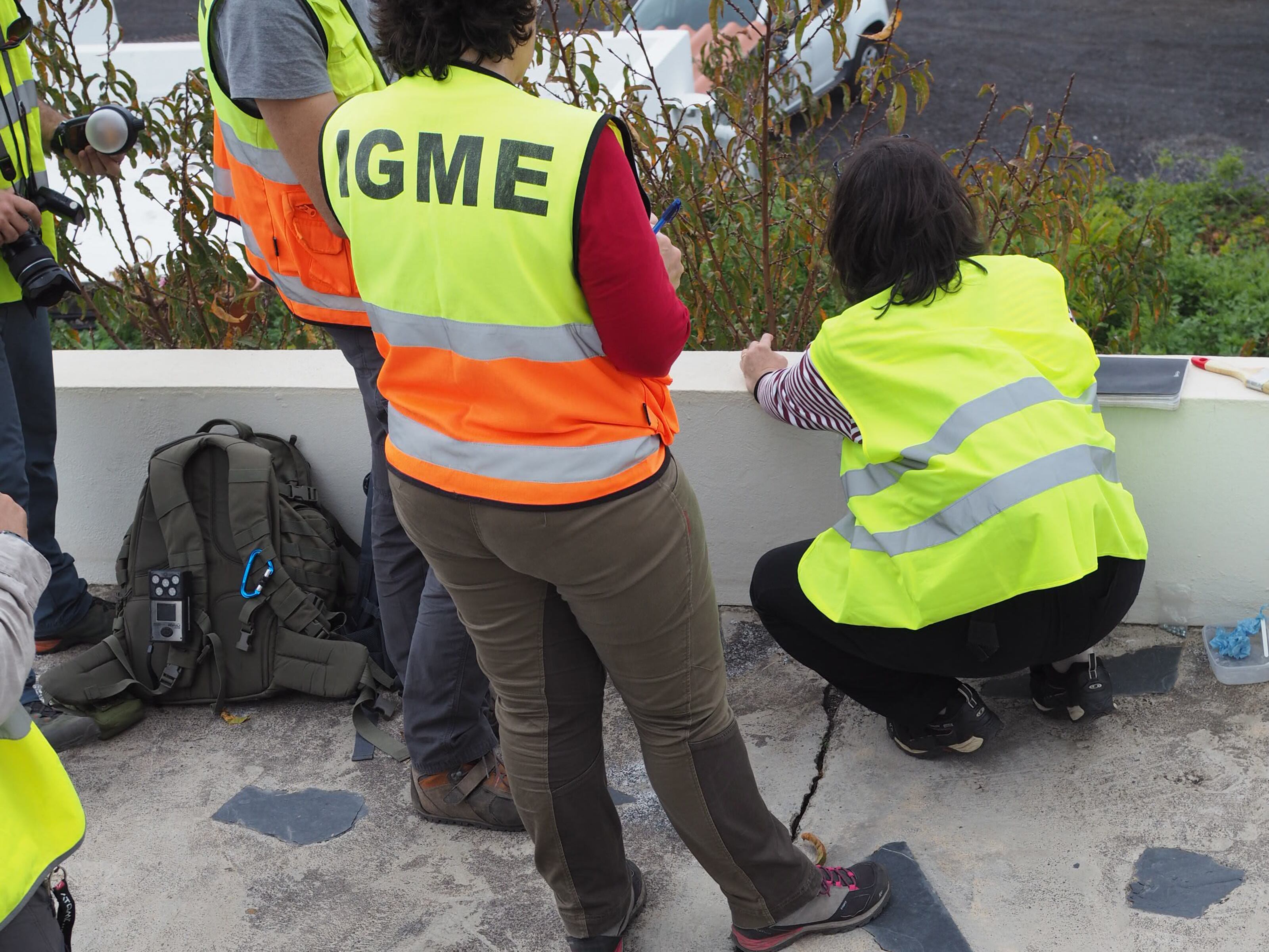 Un equipo del IGME-CSIC analiza las grietas en una vivienda afectada por las fallas activas en La Palma.