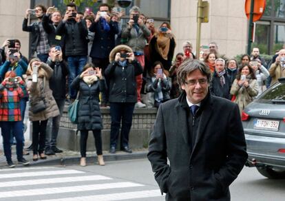 El expresidente de la Generalitat de Cataluña, Carles Puigdemont, llega al Club de Prensa de Bruselas, para dar una rueda de prensa tras su huida de España, el 31 de octubre de 2017.